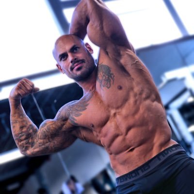 Fitness coach helping execeutives get lean, strong & disciplined🕺sharing raw physique here 🔥👇