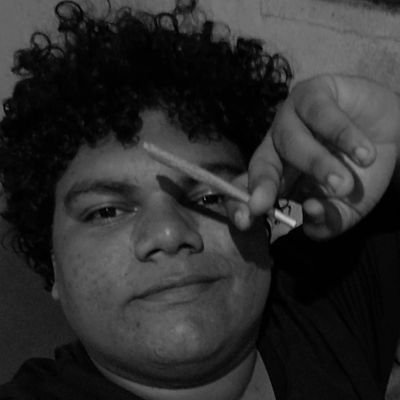 aqui falamos de maconha, política, cinema, novela, assuntos banais sou comunista nas horas vagas, odeio todos igualmente sem distinção