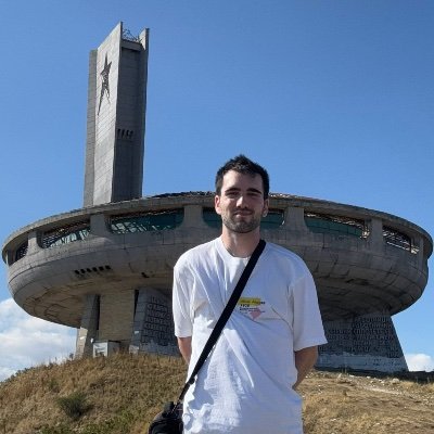 Solo traveller🎒🗺️
Amante de Asia Central y el brutalismo🧱
Con una cámara siempre en mano.
Editor de vídeo en @abc_es