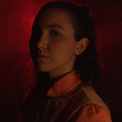 ela/dela/a | quando sair, apaga a luz e fecha a porta | atriz, leitora, revisora textual, estudante de comunicação e jogadora de rpg