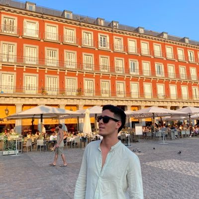líder de tw Santis, reventa de artículos para la industria porno
