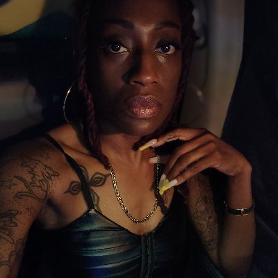 guessimaweird0's profile picture. 🇯🇲 • ♊ • 👩‍👧‍👦♋♉ • 🖤❌💍 & ❤️‍🩹 • neurospicy overthinker with main character energy • self deprecation lives here, proceed with sarcasm • 💜💙💖