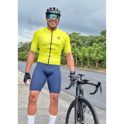 Periodista, ciclista aficionado y distraído de nacimiento. Fiebre de la aviación y los viajes. #Capricornio ♑ Costa Rica 🇨🇷 ❤️