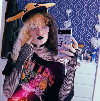 internet's most optimistic pessimist | she/her 🩷🤍🧡 | 24 | cailleach na luatha 🍀| MDNI