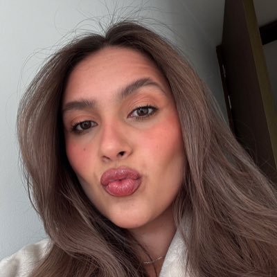 andreabarvo's profile picture. Escribo por impulsos y emociones. Digo ejpect y soy leo 🦁