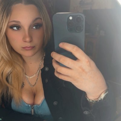content creator🎬 VirGoat♍️ 26 mexican& white💋fell inlove w guns, thugs, crystals & gettin money💸 OF $30 access to over 60 vids/pics ‼️or DM for my menu😈