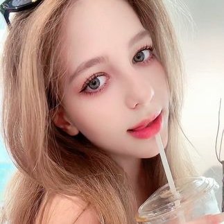 Hi! I amChloe ByronPlease give me some attention, love you!