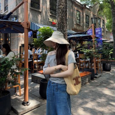 monica18994's profile picture. 優しい日差しが柔らかな影を落とし、花びらの質感と花の新鮮さを際立たせます。🍀✨