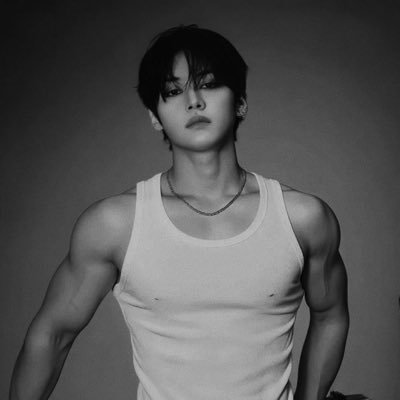 The ambidextrous dad of his three cats, he's made in 1998 with name Lee Know. The main dancer of Stray Kids who will catch your attention.
