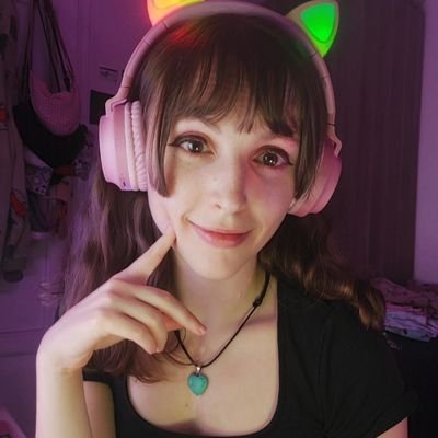 Casi lista y casi guapa, osea del montón, del montón bueno | ♓ | 🩷💜💙 | 🎮 Videojuegos & Anime 🎌 | Youtuber 👾 | C 💘 ♡love u♡ (´ε`)
Insta: nosoylarae