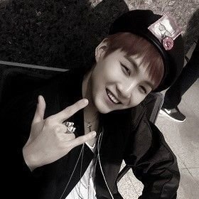★𝑠𝒉𝑒 𝑖𝑠 𝑠𝑖𝑚𝑝𝑙𝑦 𝑎 𝑝𝑟𝑖𝑛𝑐𝑒𝑠𝑠, 𝑙𝑖𝑣𝑖𝑛𝑔 𝑖𝑛 𝒉𝑒𝑟 𝑑𝑎𝑦𝑑𝑟𝑒𝑚.🧸
📖 🎸 🏳️🌈 -𝖇𝖆𝖓𝖌𝖙𝖆𝖓.