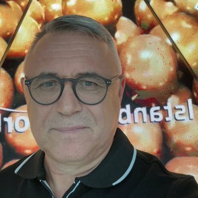Asıl marifet buluttaydı ama herkes yağmura şiir yazdı.