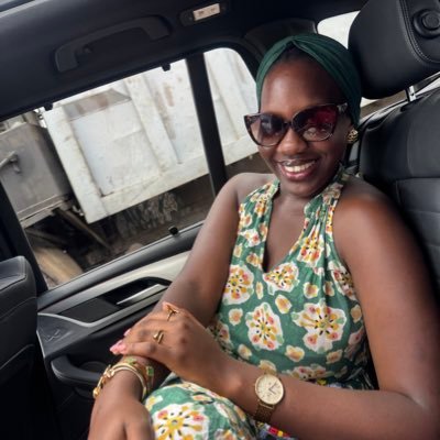 Obsessed with sunset ,flowers and foods. #polytechnicienne CEO @P_JEWELRYYY