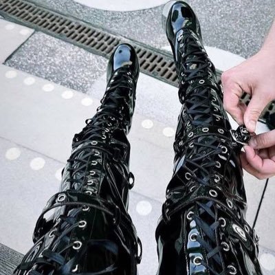 I’m a dominant mistress looking for a submissive male slut to be trained owned and collared by me