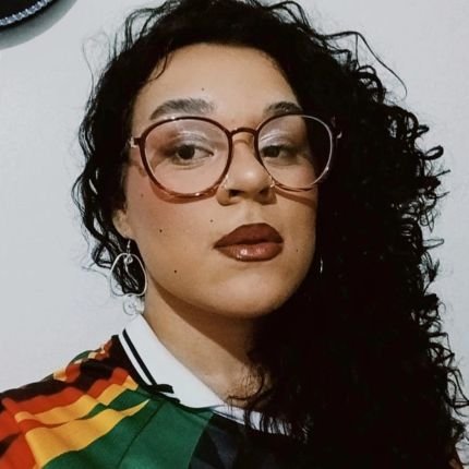 sla faço várias coisas tipo biomedicina, maquiagem, artesanato, toco pandeiro, canto...