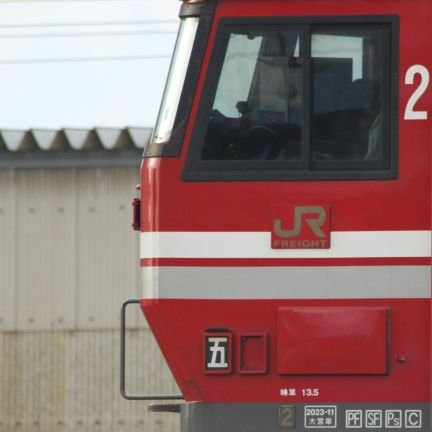 貨物列車が大好きです。
鉄道について投稿します。よかったらフォローといいねよろしくお願いします!撮影日と投稿日は異なる場合がありますご了承ください。画質が悪い事がございます。写真は下手です。
使用機材CanonEOSKissX7