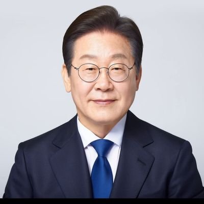 더불어민주당 권당으로서
이재명 정부의 성공 기원🙏
문재인, 조국, 정청래, 최강욱, 박은정, 임은정 등 이재명 대통령에 반하는 정치인들❌️ 김어준,박시영,새날,서울의 소리,최욱,이동형,남천동 등 돈맛 유튜버들❌️
꼭 읽으시고 팔로우 하시길🙏