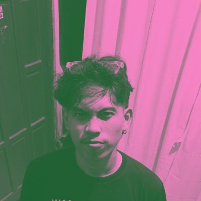 suka mendengarkan musik, kuliner, sepakbola, pss, kucing, marvel
