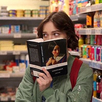 cr: aliada do vilão. written by holly jackson
ela/dela