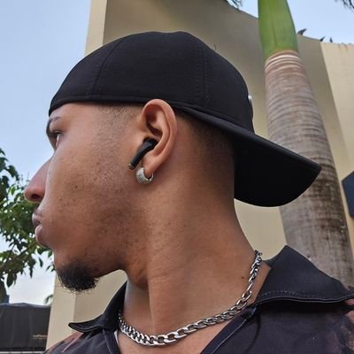 neguin bissexual tentando viver sua não-monogamia em paz.