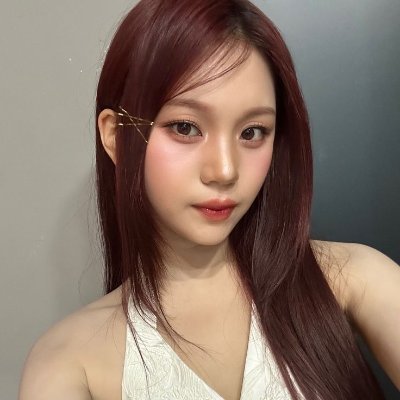 viviz maknae : Her energetic vibe is contagious, and she brings warmth and positivity to any group she's a part of.