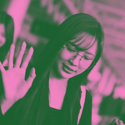 Pengagum mba mba Pinguin pake tas punggung dan kacamata kuno
-A Girl who admirer Duo GSA-