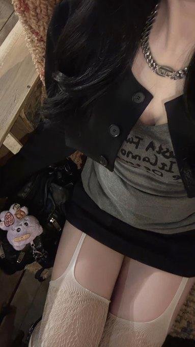 붙임성 강한 편, 잘 안 떨어져요 🐾 | 🎮 밤새 겜 가능 | 🍷 한잔하다가 사랑에 빠질지도