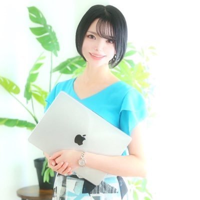 あなたらしくをあたらしく │ 社畜卒業!フリーランスの道へ │ 36歳バツイチアラフォー │ 訳ありカメラマン│ 愛犬ポメチワと暮らしています │ お仕事のご依頼はDM、リンクのお好きな連絡先よりお待ちしております │ 光の速さで返信可能 │ ※営業DMお断り