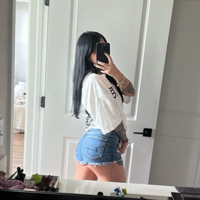 Este perfil es irreal y grosero, las frases célebres son pobres imitaciones y debido a su contenido nadie lo debe leer.