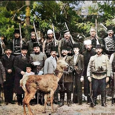 Faşizme karşı Demokrasi,
Emperyalizme karşı Bağımsızlık,
Kapitalizme karşı Sosyalizm.
Bir de Beşiktaş ve At Yarışı