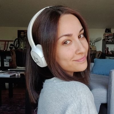 Lucia_H99's profile picture. local woman doing her best