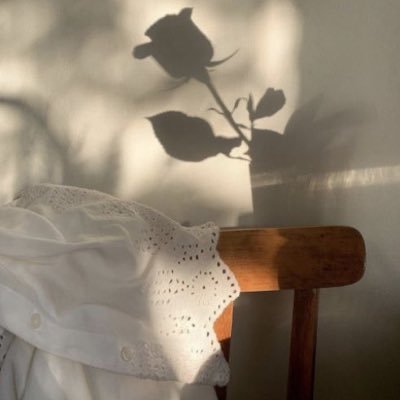أؤمِن أن الكلمات الطيّبة تصنع فرقًا، وأن اللُّطف لا يُكلّف شيئًا لكنه يُغيّر كل شيء.