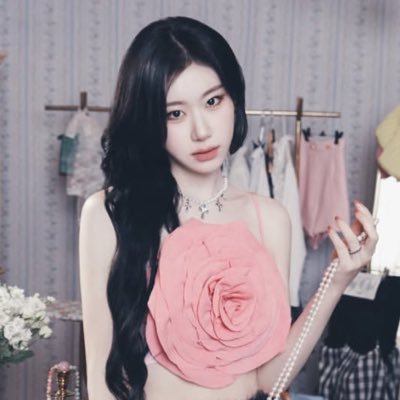 chaersmotion's profile picture. I think of myself as funny || editor+yapper