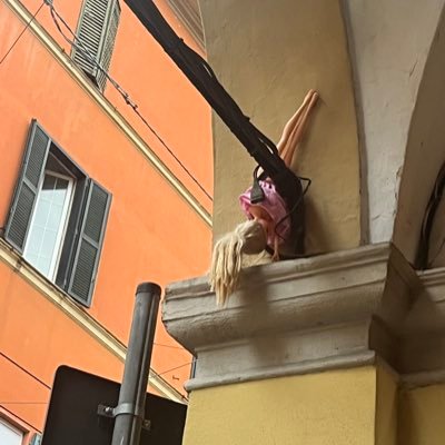 e sì lo so che sei infallibile, che sei di ferro indistruttibile, mentre io sono un fiore