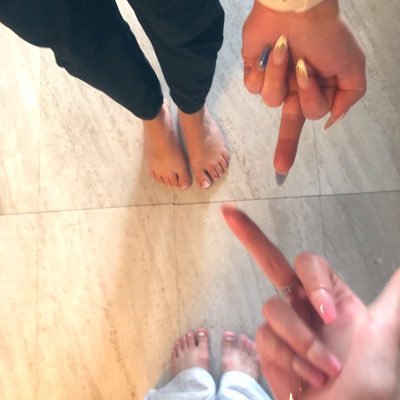 two cute sisters with even cuter feet✨🦶🇨🇦| solesistersxo@gmail.com 📧