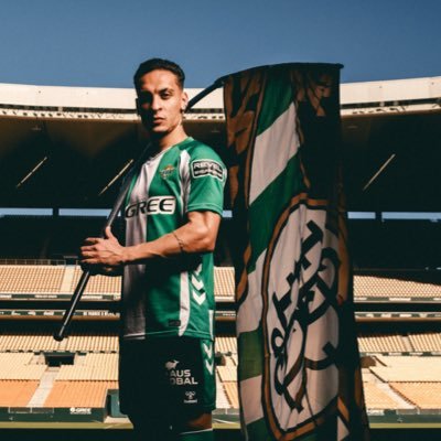 Luz en la mañana y en la noche quejío y quiebro. Trece barras tiene mi amor, Real Betis campeón.