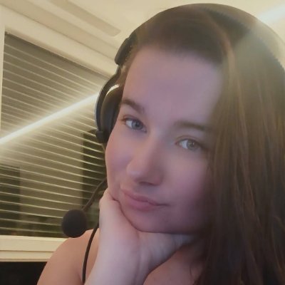 Streameuse R6 et de jeux compétitif, je joue également à des jeux solos dès fois.