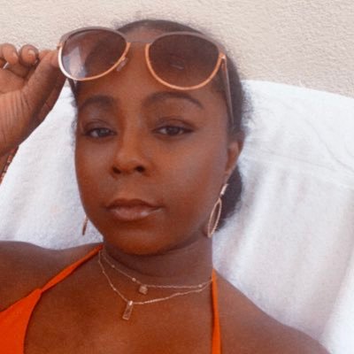 Sims 4 Content, Pose, Animation Creator | Blender Girlie 👩🏾💻