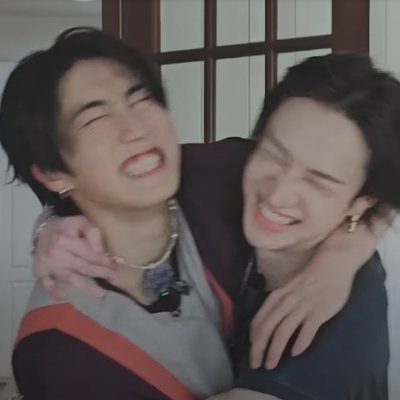 eu e os binchan fazendo academia e o hannie dando pro lino no studio 😞
14y