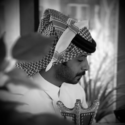 متحلفً ف لسانه انه مايقول