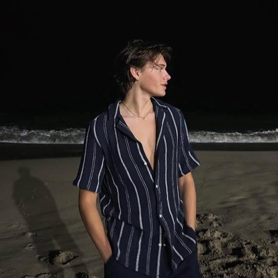 ATwinofTwists's profile picture. Durmstrang drop out » Hogwarts king | Sixth Year Slytherin | skates & ice | don't try me