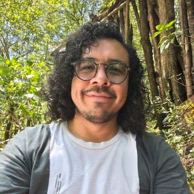 Psicólogo Social. Productor. Teatrero al cien. Baterista que no ejerce adicto al cine.