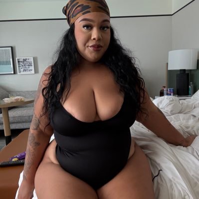 5’2 & chubby @honeyybackup click that link 🫦 I only reply on fansly 🫦