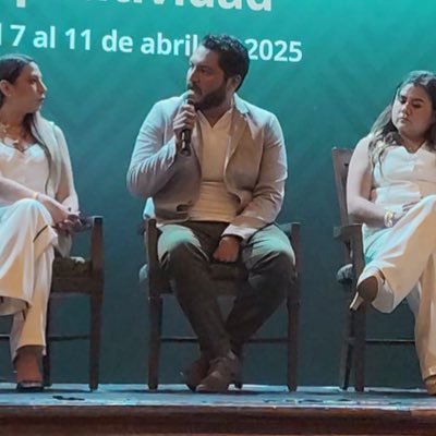 Servidor público, docente y padre de familia.