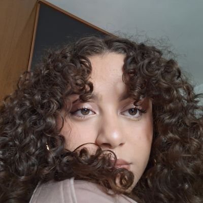 a regardé le visage de son amie et a ri maladroitement
