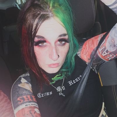 28 // your favourite local alien 👽
🖤 YUNGBLUD & BOWIE 🖤
// tiktok/ig/sc - crackedact0r //