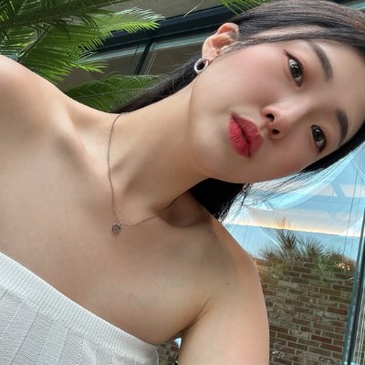 I'm from Hong Kong, a special administrative region of China. My hometown is on Hong Kong Island. I was born and raised here. Chinese is my mother tongue. Engli