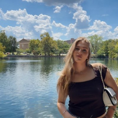 lover of all things pop culture • chairman of the tortured swifties department • harry styles blew me a kiss once🪩🪽🍒