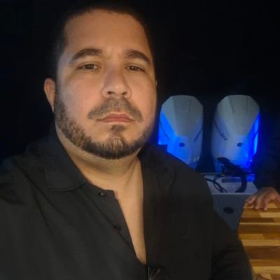 Recifense, Adm., Pós graduado em Logística e gestão de negócios, morei em Salvador, Natal, Rio e agora de volta a Recife, sócio do Náutico e pai de uma princesa