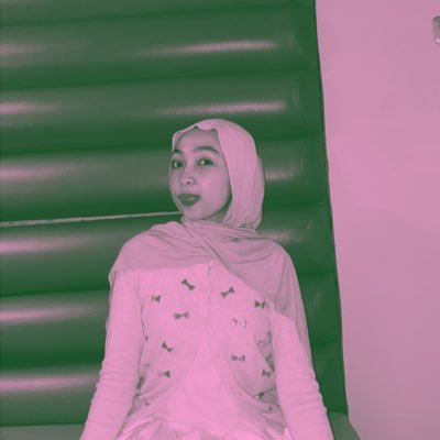 suka kucing, warna pink, permen yupi, dan @kwwetiiaw